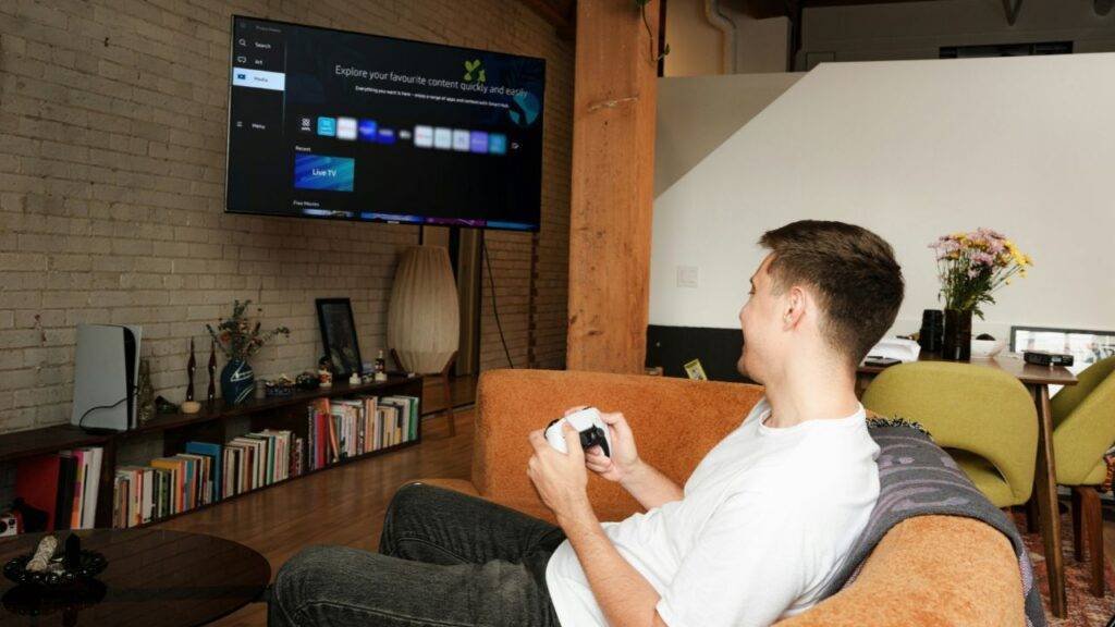 Playing cloud gaming on TV with controller